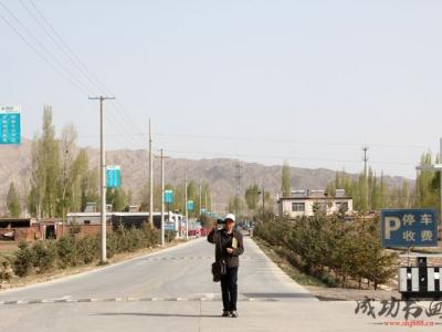 湖州美協主席馮漢江張掖丹霞地貌風景區現場寫生
