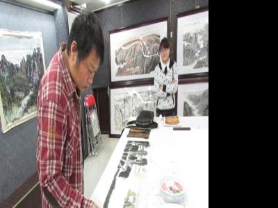 山水畫家劉正洪蘭州成功美術館揮毫潑墨