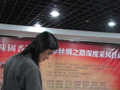 青年畫家侯敬剛慕名拜訪蘭州成功美術(shù)館