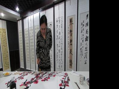 女畫家曾迎春參加“大美甘肅·中國(guó)當(dāng)代書畫家隴上行之甘