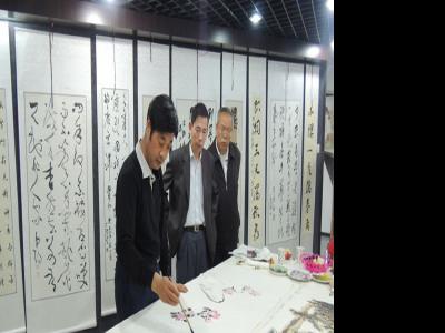 戚文藝參加“大美甘肅·中國當(dāng)代書畫家隴上行之敦煌朝圣