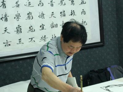 重慶渝中區美協副主席尹潔書畫家日現場創作《清雅凝香》