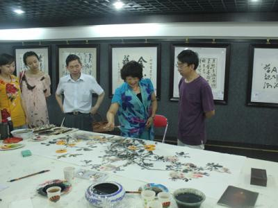 女畫家莊乾梅在筆會活動現場創花鳥佳作