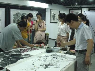 畫家胡新利筆會活動中妙筆繪山水佳作