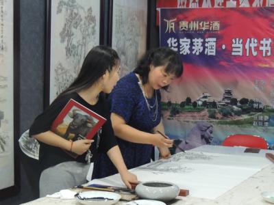北京市房山區美協副主席李麗筆會現場創作《山居圖》