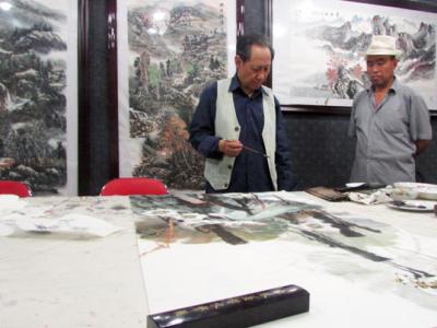 李夜冰揮毫潑墨展荷韻