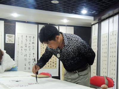 李聯起筆會現場繪紫氣東來