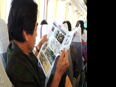 “當代書畫家雪域梵音圣境之旅采風活動”中認真的書畫家