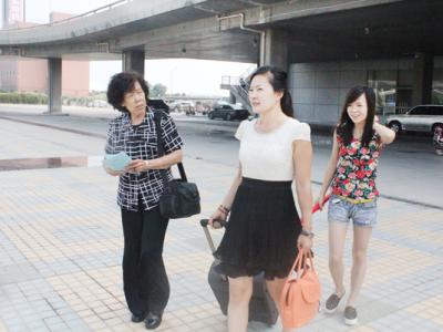 參加“九色香巴拉”全國書畫名家甘南采風行畫家毛水仙抵