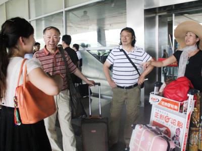 畫家楊循、孟夏、武海成乘機抵蘭
