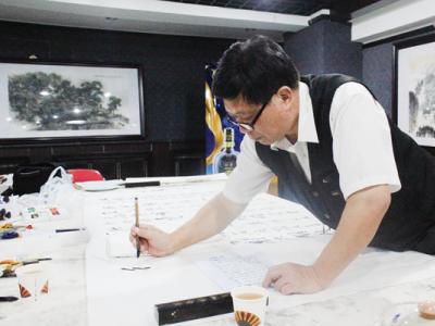 油畫家凌行志蘭州成功美術館揮毫潑墨