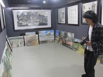 蘭州畫院副院長裴林安參觀油畫寫生展