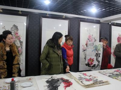 王祖銘向書(shū)畫(huà)愛(ài)好者展示早期的國(guó)畫(huà)作品