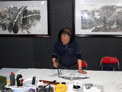劉孝禮教授在成功美術館創(chuàng)作巨幅山水畫