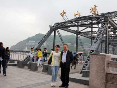 李宜容副總陪同知名山水畫家王信聰游覽黃河風情線