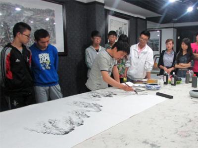 胡韻在畫(huà)家日活動(dòng)中進(jìn)行創(chuàng)作