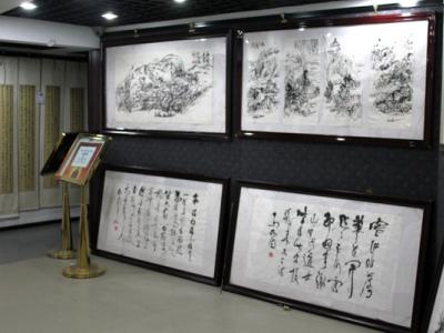 墨落紙上峰巒暗起 筆舞畫中情有獨鐘——成功美術館展出