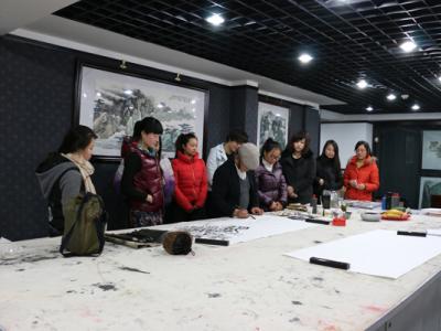 鄧惠伯教授今日上午在成功美術館創作