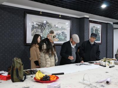 鄧惠伯教授今日繼續在成功美術館創作