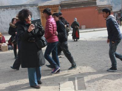毛水仙為藝術執著精神感染采風團藝術家