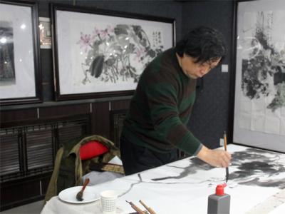 畫家吳田玉在筆會活動現場創花鳥佳作