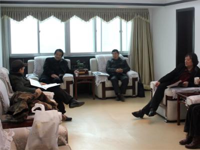闊別同學巧逢蘭州 現場筆會相見歡