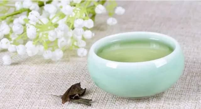 都說，“茶品可清心”，那么喝茶時，把身份放一邊，把虛榮放一邊，把貪欲放一邊，茶百科說“心清可品茶”，茶，無法承受之輕。