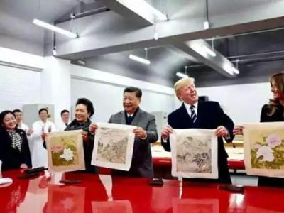 習(xí)近平和特朗普在故宮托畫心時(shí)拿的什么作品