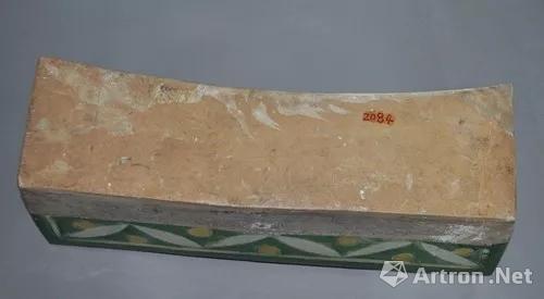 三彩童子傀儡戲枕局部(底部)