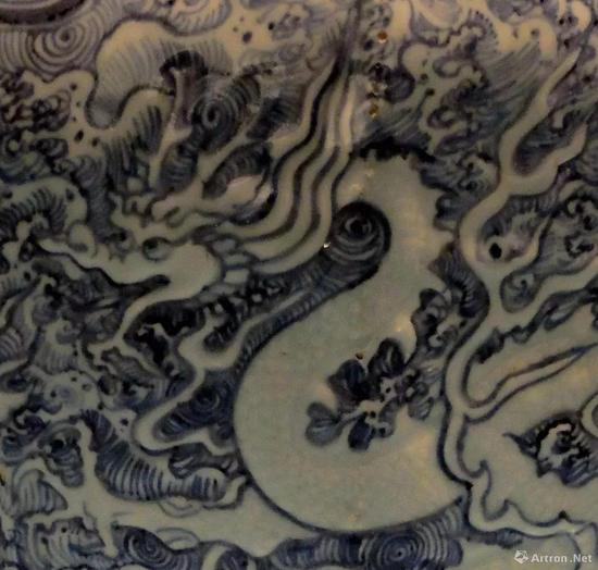 ▲青花海水白龍紋梅瓶局部