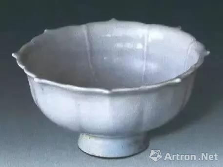 ▲卵白釉印龍紋菱口盞