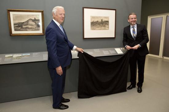 范·弗利辛恩藝術(shù)基金會John Fentener van Vlissingen和梵高博物館館長Axel Rüger為梵高畫作揭幕。圖片：Van Gogh Museum Amsterdam（Vincent van Gogh Foundation）