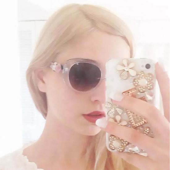 Amalia Ulman,《出色與完美》（Excellences & Perfections (Instagram 更新, 27th May 2014），（Matching!!），選自 “Excellences & Perfections” （2015）系列。圖片： ?Amalia Ulman