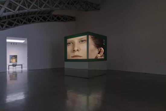 Judith Barry, 《Imagination，dead imagine 》，1991。圖片：Courtesy of the artist and Mary Boone Gallery，New York；by Adam Reich. ? Judith Barry