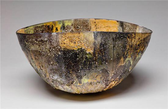 杰·柯彼，《卵圓形大碗》，陶瓷、火山釉，33 x 62.6 cm，2017