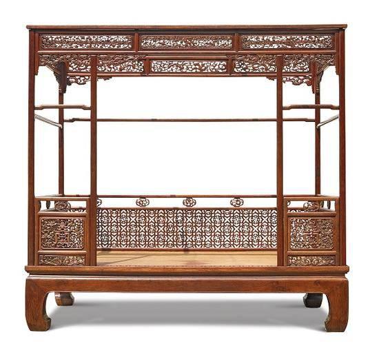 明末清初 黃花梨簇云紋馬蹄腿六柱式架子床 高222cm；寬252cm；深156cm。
