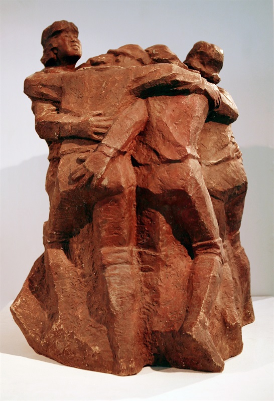 28。朱達誠《熱淚》玻璃鋼 94cm×75cm×74cm 1984年 湖北美術館藏