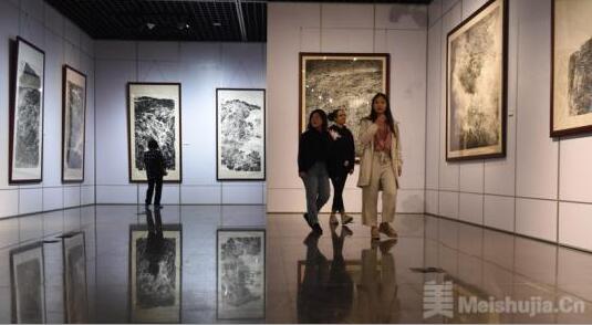 嶺南畫家劉國玉在滬展出焦墨山水作品