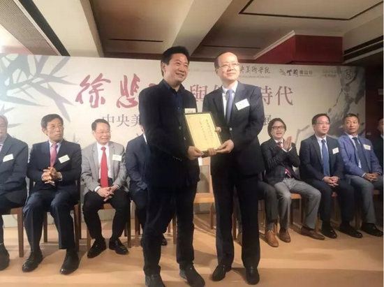 中央人民政府駐香港特別行政區聯絡辦公室副主任楊健為中央美術學院美術館館長張子康頒發主辦機構紀念證書。