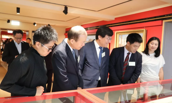 嘉賓觀展（左二：中央政府駐香港聯絡辦副主任楊健）