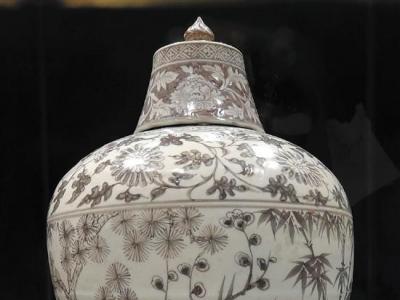 釉里紅歲寒三友紋梅瓶亮相南博
