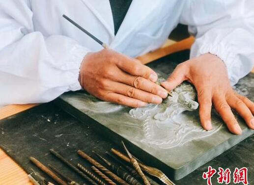 圖為洮硯傳承人馬萬榮制硯。