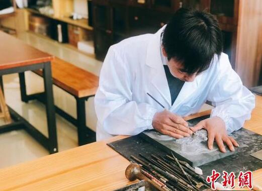 圖為洮硯傳承人馬萬榮制硯?！〈蘖?攝