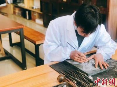 甘肅洮硯藝人點石成“精”傳承制硯技藝