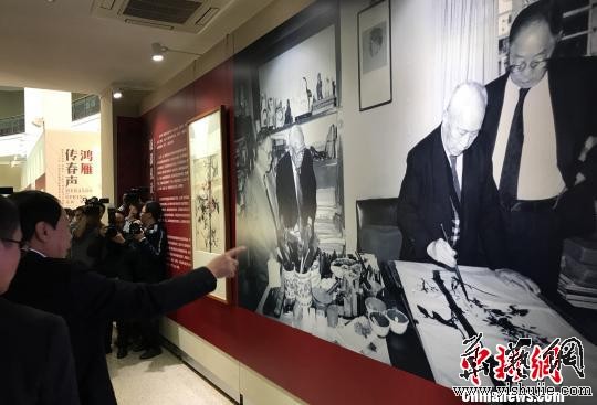 四老共聚聯手創作的照片在展廳亮相 索有為 攝