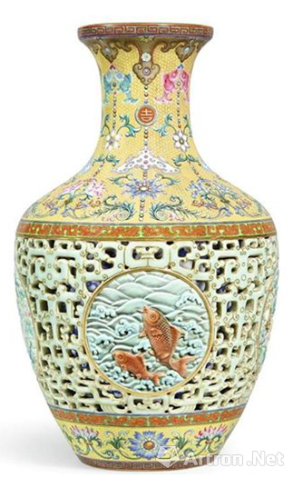 清乾隆“洋彩透雕夾層玲瓏尊”