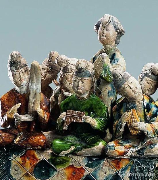 唐代三彩載樂駱駝俑，中間的女立俑梳倭墮髻