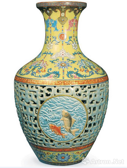 清乾隆琺瑯彩“吉慶有余”轉心瓶（2010年英國倫敦秋季4300萬英鎊成交，折合人民幣5.541億元）