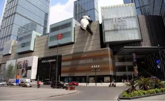 藝術家勞倫斯·阿金特在成都IFS中創作的“翻墻熊貓”
