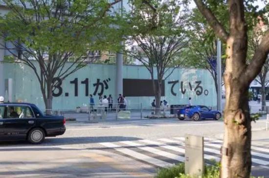 熄燈期間的《計數空間》上面寫著“311還進行著”